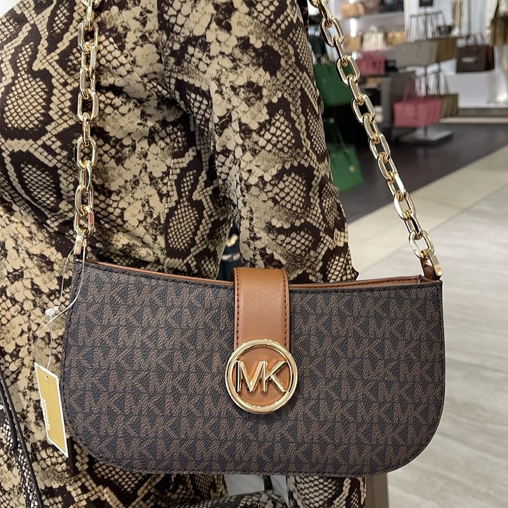 MICHAEL KORS
Carmen Small Shoulder Bag
Brown Signature
NWT - Picture 16 of 16